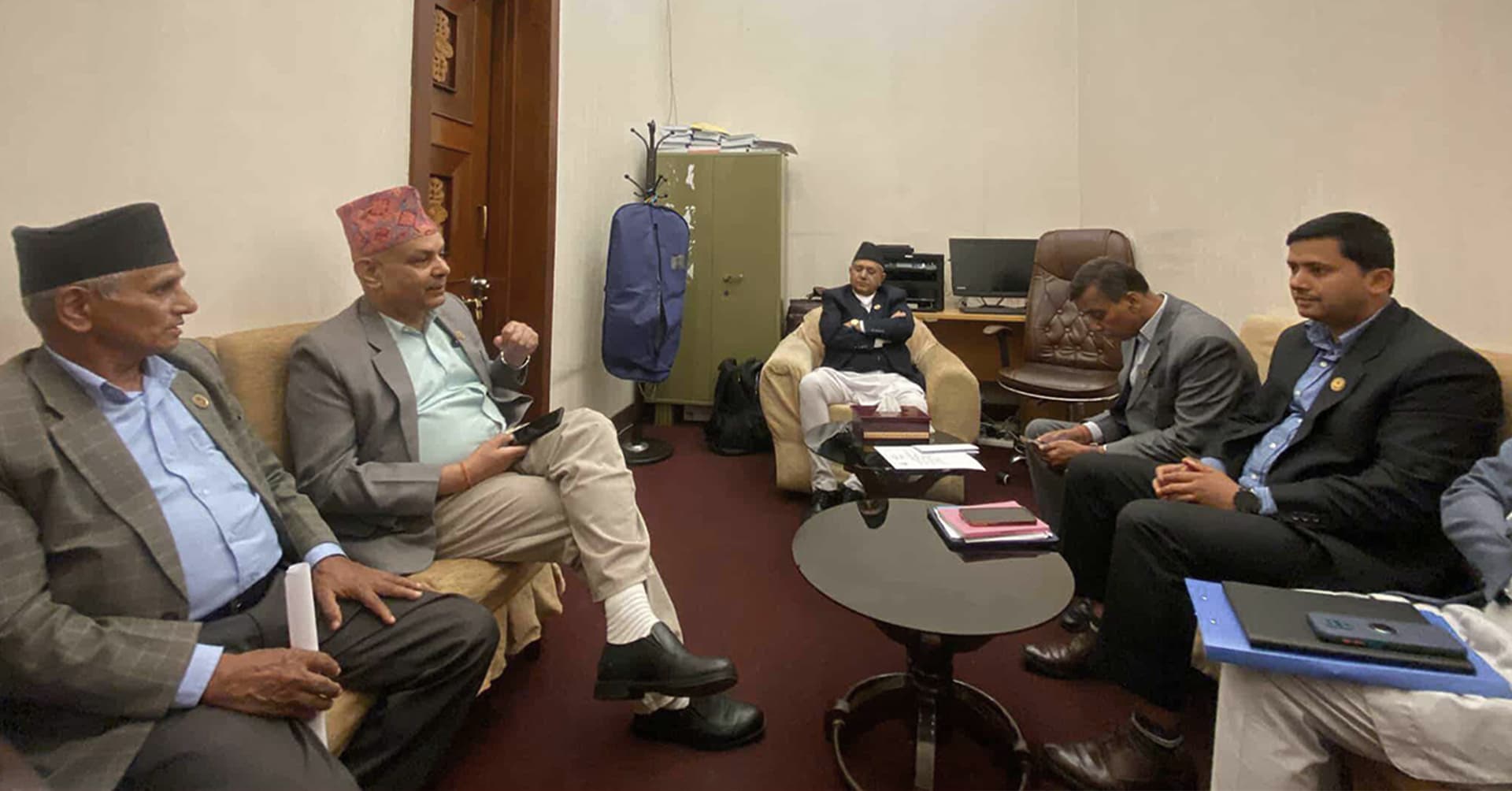 ठप्प संसद् खुलाउन सभामुखको दौडधूप, प्रमुख सचेतकहरूसँग छलफल।